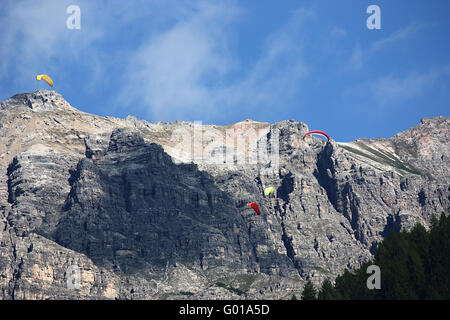 Gleitschirmfliegen in den Alpen Stockfoto