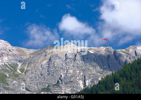 Gleitschirmfliegen in den Alpen Stockfoto