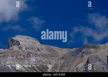 Gleitschirmfliegen in den Alpen Stockfoto