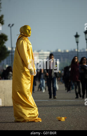 Blick auf eine Straße Pantomime stehen an der neuen Promenade von Thessaloniki, trägt ein gold Paillettenkleid zu schließen. Thessaloniki Stockfoto