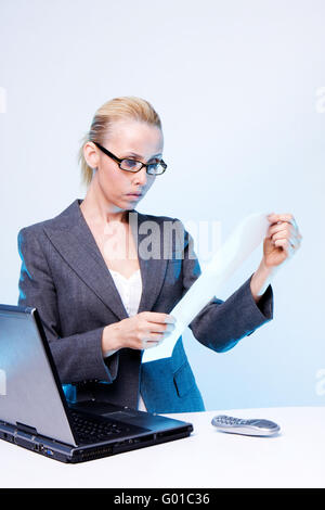 Beauty-Business-Frau mit Laptop schockiert über die Rechnung Stockfoto