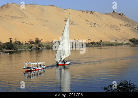 Ägypten Assuan Boote Segeln Vergangenheit Wüstenlandschaft Stockfoto