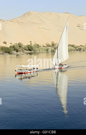 Ägypten Assuan Boote Segeln Vergangenheit Wüstenlandschaft Stockfoto
