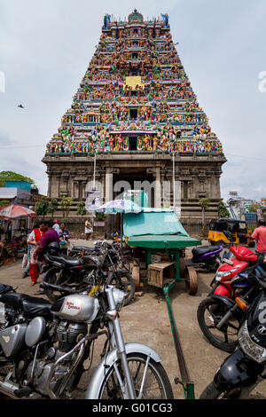 Royal Enfield 350 klassische geparkt mit anderen Motorrädern vor der Fassade der Kapaleeshwarar Tempel, Mylapore, Chennai Stockfoto