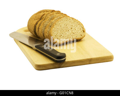 Nahaufnahme von Schneidebrett mit Brot und Messer isoliert auf weiss Stockfoto