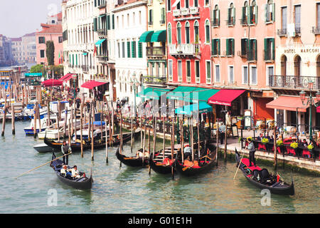 Venedig - 13.April: Gondolieri warten Touristen auf Grand Kanal Stockfoto