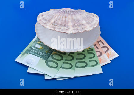 Ocean Shell und Euro auf dunkelblauem Hintergrund Stockfoto