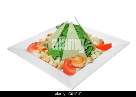 Caesar Salat mit gebratenen Garnelen und dreieckigen Scheiben Parmesan. Isoliert auf weiss. Stockfoto