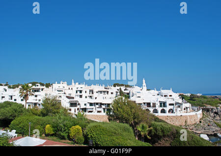 Menorca, Balearen, Spanien, Europa: die Skyline von Binibeca Vell, ein weißes Fischerdorf von spanischen Architekten Antonio Sintes 1972 entworfen Stockfoto