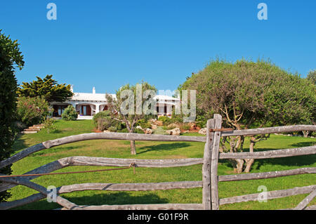 Menorca, Balearen, Spanien: Ferienhaus in Binibeca Vell, ein weißes Fischerdorf von spanischen Architekten Antonio Sintes 1972 entworfen Stockfoto