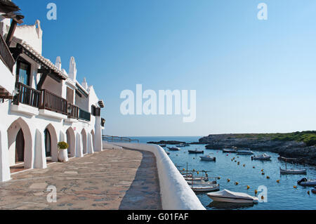 Menorca, Balearen, Spanien, Europa: die Skyline von Binibeca Vell, ein weißes Fischerdorf von spanischen Architekten Antonio Sintes 1972 entworfen Stockfoto