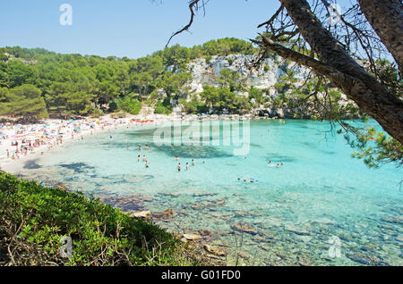 Menorca, Balearen, Spanien: Blick auf den Strand von Cala Macarella in einer versteckten Bucht im Südwesten der Insel, natürlichen Gegend von besonderem Interesse Stockfoto
