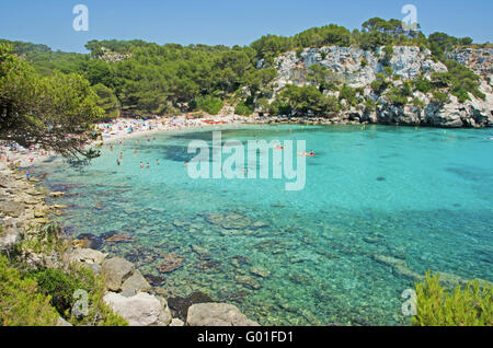 Menorca, Balearen, Spanien: Blick auf den Strand von Cala Macarella in einer versteckten Bucht im Südwesten der Insel, natürlichen Gegend von besonderem Interesse Stockfoto