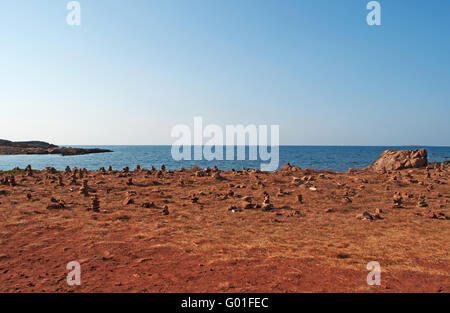 Menorca: roter Sand auf dem Weg zur Cala Pregonda, einsamen Bucht mit rotem Sand und Felsen: der Strand sieht aus wie der Planet Mars Stockfoto