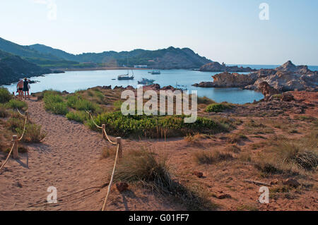 Menorca: Roter Sand auf dem Weg zur Cala Pregonda, einsamen Bucht mit Felsen, eine Landschaft wie der Planet Mars Stockfoto