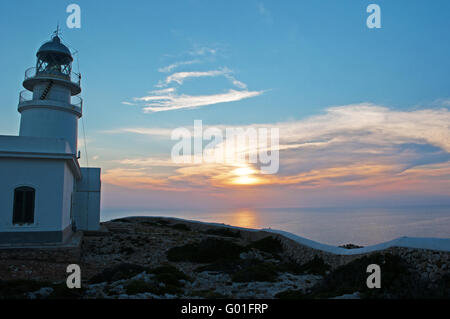 Menorca, Balearen, Spanien: Sonnenuntergang am Cap de Cavalleria Leuchtturm, auf einem Kap, das war die Szene der zahlreichen Schiffswracks im Laufe der Geschichte aufgebaut Stockfoto