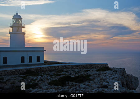 Menorca, Balearen, Spanien: Sonnenuntergang am Cap de Cavalleria Leuchtturm, auf einem Kap, das war die Szene der zahlreichen Schiffswracks im Laufe der Geschichte aufgebaut Stockfoto