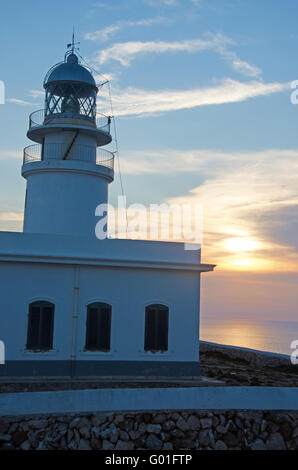 Menorca, Balearen, Spanien: Sonnenuntergang am Cap de Cavalleria Leuchtturm, auf einem Kap, das war die Szene der zahlreichen Schiffswracks im Laufe der Geschichte aufgebaut Stockfoto