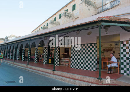 Menorca, Balearen: ein Metzger sitzen unter den Markt-Arkaden des Plaza De La Libertad in Ciutadella Stockfoto