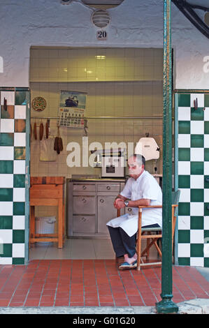 Menorca, Balearen: ein Metzger sitzen unter den Markt-Arkaden des Plaza De La Libertad in Ciutadella Stockfoto