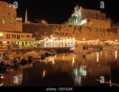 Menorca, Balearen, Spanien, Europa: Skyline und den herrlichen Blick auf den Hafen und den antiken Mauern von Ciutadella, der ehemaligen Hauptstadt Stockfoto