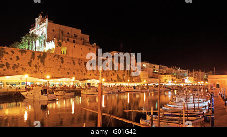 Menorca, Balearen, Spanien, Europa: Skyline und den herrlichen Blick auf den Hafen und den antiken Mauern von Ciutadella, der ehemaligen Hauptstadt Stockfoto