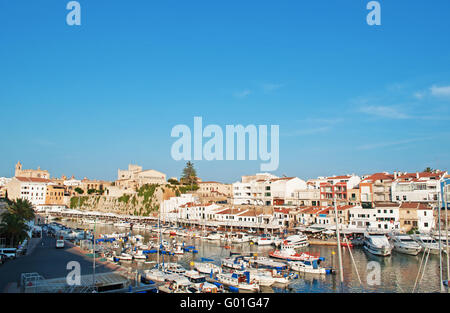 Menorca, Balearen, Spanien, Europa: Skyline und Panoramablick auf den Hafen und den antiken Mauern von Ciutadella, der ehemaligen Hauptstadt Stockfoto