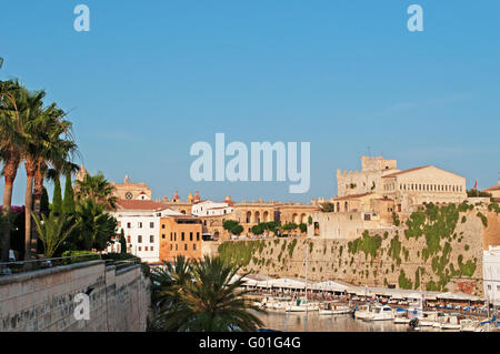 Menorca, Balearen, Spanien, Europa: Skyline und Panoramablick auf den Hafen und den antiken Mauern von Ciutadella, der ehemaligen Hauptstadt Stockfoto