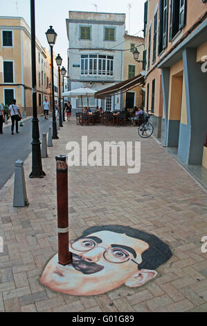 Menorca, Balearen, Spanien, Europa: Street Art im Zentrum von Ciutadella, ein Pole in Groucho Marx Zigarre auf einem Bürgersteig gedreht Stockfoto