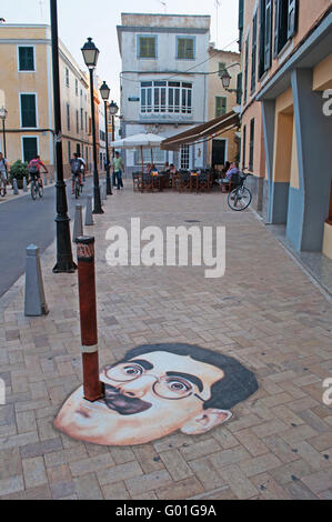 Menorca, Balearen, Spanien, Europa: Street Art im Zentrum von Ciutadella, ein Pole in Groucho Marx Zigarre auf einem Bürgersteig gedreht Stockfoto