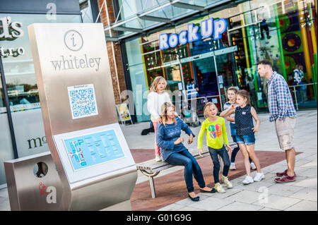 Exterieur und Interieur des Rock Up Store umfasst Whiteley Farnham PO15 7LJ einen im Speicher Kletterwand British Land PLC eigenen Stockfoto