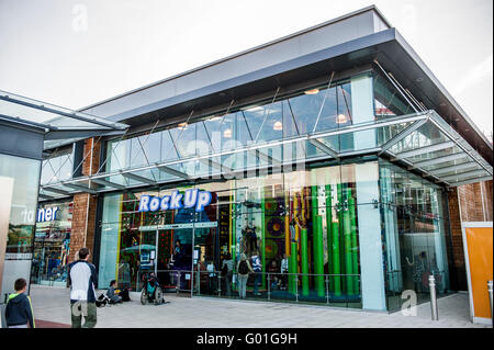 Exterieur und Interieur des Rock Up Store umfasst Whiteley Farnham PO15 7LJ einen im Speicher Kletterwand British Land PLC eigenen Stockfoto