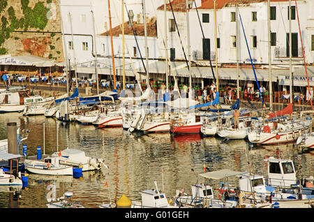 Menorca, Balearen, Spanien, Europa: Skyline und Segelboote im Hafen von Ciutadella Stockfoto