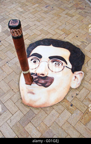 Menorca, Balearen, Spanien, Europa: Street Art im Zentrum von Ciutadella, ein Pole in Groucho Marx Zigarre auf einem Bürgersteig gedreht Stockfoto