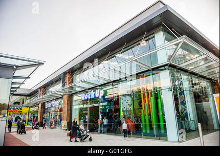 Exterieur und Interieur des Rock Up Store umfasst Whiteley Farnham PO15 7LJ einen im Speicher Kletterwand British Land PLC eigenen Stockfoto