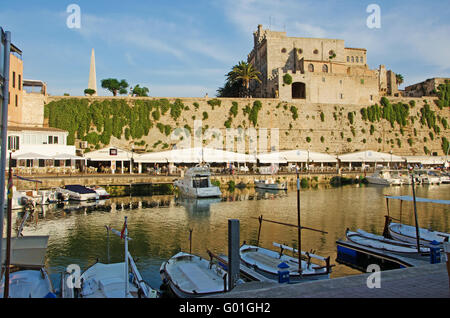 Menorca, Balearen, Spanien, Europa: Skyline und Panoramablick auf den Hafen und den antiken Mauern von Ciutadella, der ehemaligen Hauptstadt Stockfoto