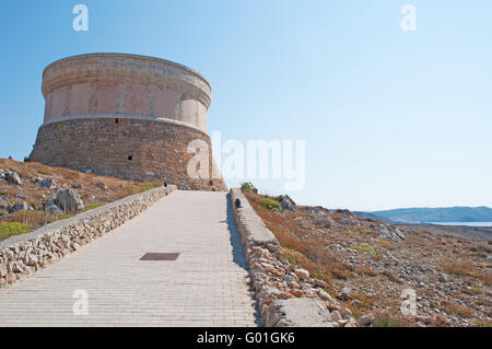 Menorca: Fornells Turm, erbaut zwischen 1801 und 1802, ist eines der vielen Wachtürme rund um die Küste von Menorca Stockfoto