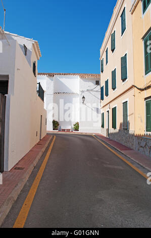 Menorca: eine Straße und eine Bank in der weiß getünchten Fischen Dorf Fornells, liegt in einer Bucht im Norden der Insel Stockfoto