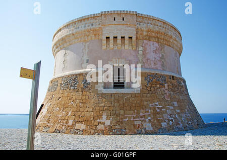 Menorca: Fornells Turm, erbaut zwischen 1801 und 1802, ist eines der vielen Wachtürme rund um die Küste von Menorca Stockfoto