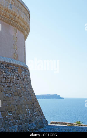 Menorca: Fornells Turm, erbaut zwischen 1801 und 1802, ist eines der vielen Wachtürme rund um die Küste von Menorca Stockfoto