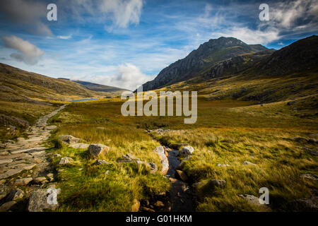 Bergpfad führt zu See Cwm Idwal, Devils Küche, Llyn Idwal, Ogwen Valley, Snowdon, wales Stockfoto