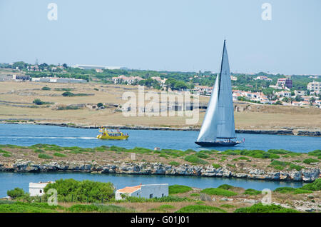 Menorca, Balearen, Spanien, Europa: ein Segelboot im Hafen von Mahon von der Festung von La Mola gesehen Stockfoto