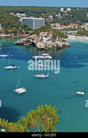 Menorca, Balearen, Spanien, Europa: Panoramablick auf den Strand und die Bucht von Cala Galdana, als Königin der Strände bekannt Stockfoto