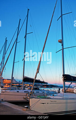 Menorca, Balearen, Spanien, Europa: Segelboote im Hafen von Mahon, einer der größten natürlichen Häfen der Welt Stockfoto