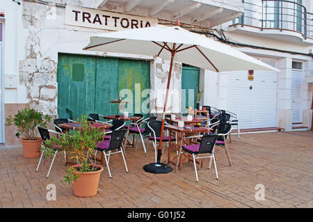 Menorca, Balearen, Spanien: ein Restaurant mit Tischen im Freien im Zentrum von Mahón Stockfoto