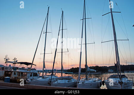 Menorca, Balearen, Spanien, Europa: Segelboote im Hafen von Mahon, einer der größten natürlichen Häfen der Welt Stockfoto