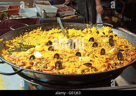 Menorca, Balearen, Spanien: eine Paella-Pfanne auf der traditionellen Juli Messe in Mahon Stockfoto