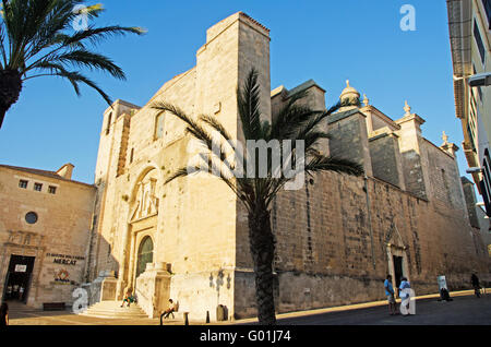 Menorca, Balearen, Spanien: Blick auf die Iglesia del Carmen, die Kirche und die Klöster auf dem Platz vor der Plaza del Carmen, Mahon Stockfoto