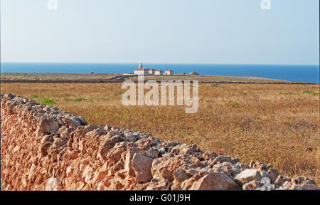 Menorca, Balearen, Spanien, Europa: Red Rocks und Natur auf dem Weg zur Punta Nati Leuchtturm, im Jahre 1913 im äußersten Nordwesten der Insel eröffnet Stockfoto