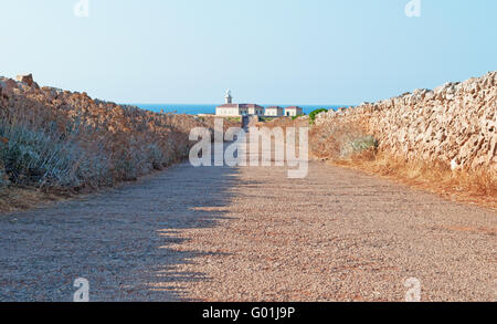 Menorca, Balearen, Spanien, Europa: Red Rocks und Natur auf dem Weg zur Punta Nati Leuchtturm, im Jahre 1913 im äußersten Nordwesten der Insel eröffnet Stockfoto